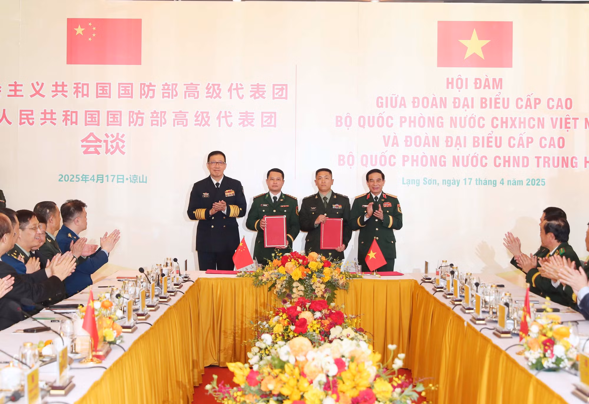 Bộ trưởng Phan Văn Giang hội đàm với Bộ trưởng Đổng Quân -0