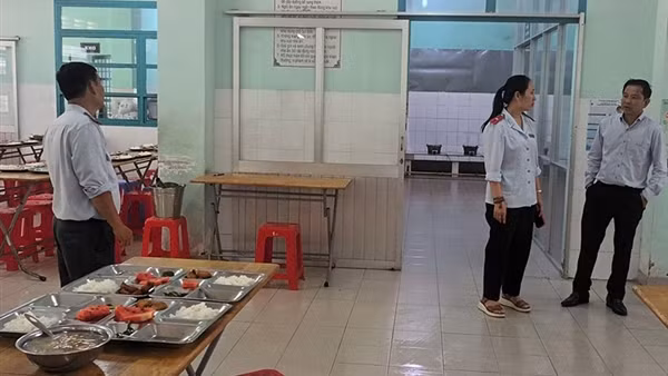 Vấn nạn ngộ độc thực phẩm: Khi bữa ăn trở thành mối nguy