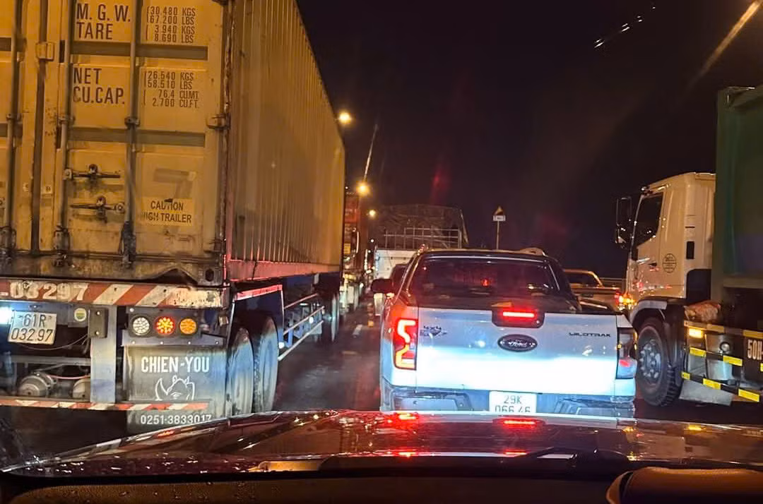 Xe tải tông xe đầu kéo chở hóa chất khiến 5 xe dính chùm dưới dốc cầu Phú Mỹ -0