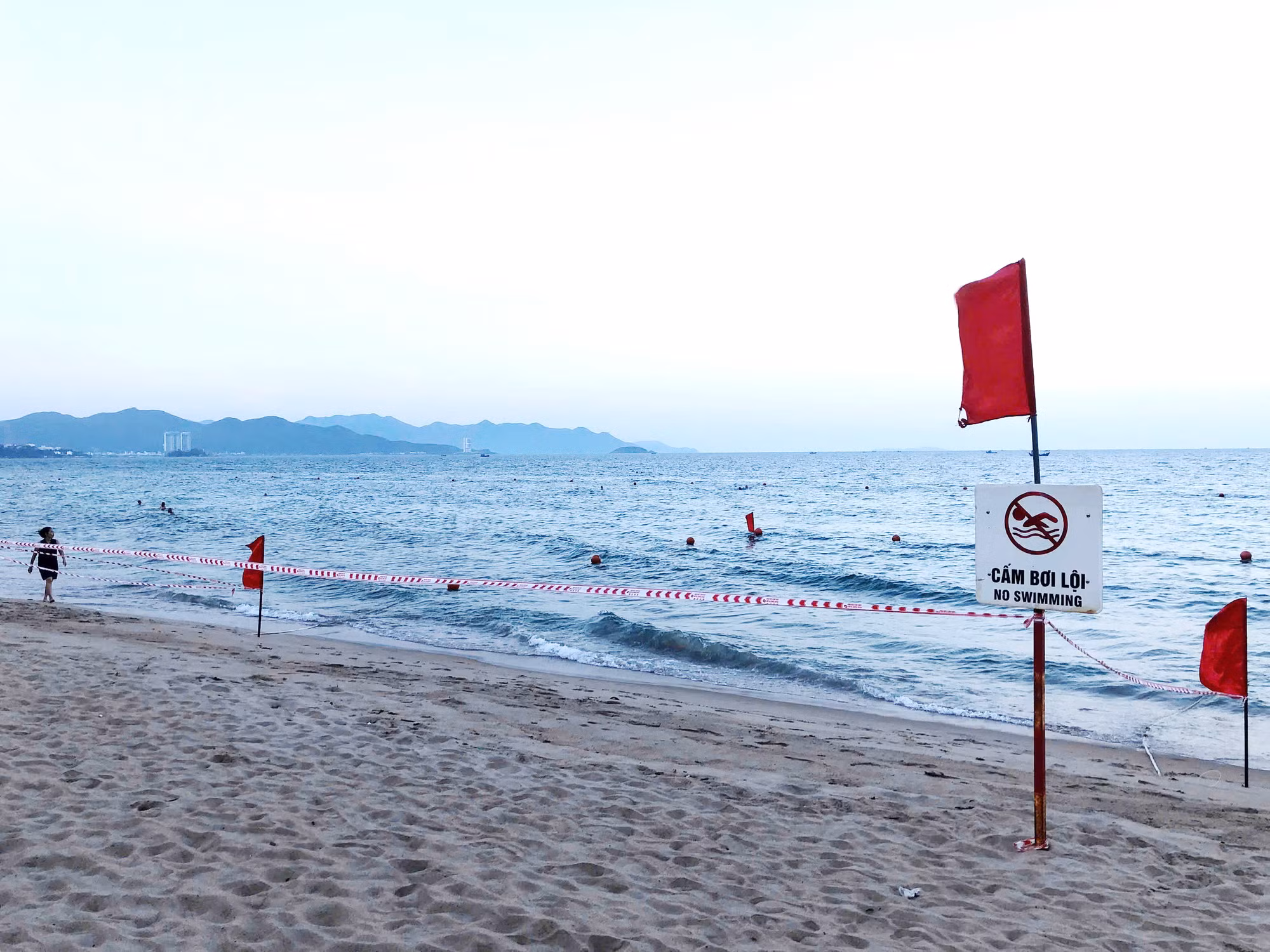  TP Nha Trang lập phương án trục vớt chướng ngại vật tiềm ẩn nguy hại đối với người tắm biển -0