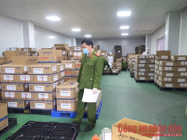 Triệt phá xưởng sản xuất sữa bột giả quy mô cực lớn với gần 600 chủng loại -0