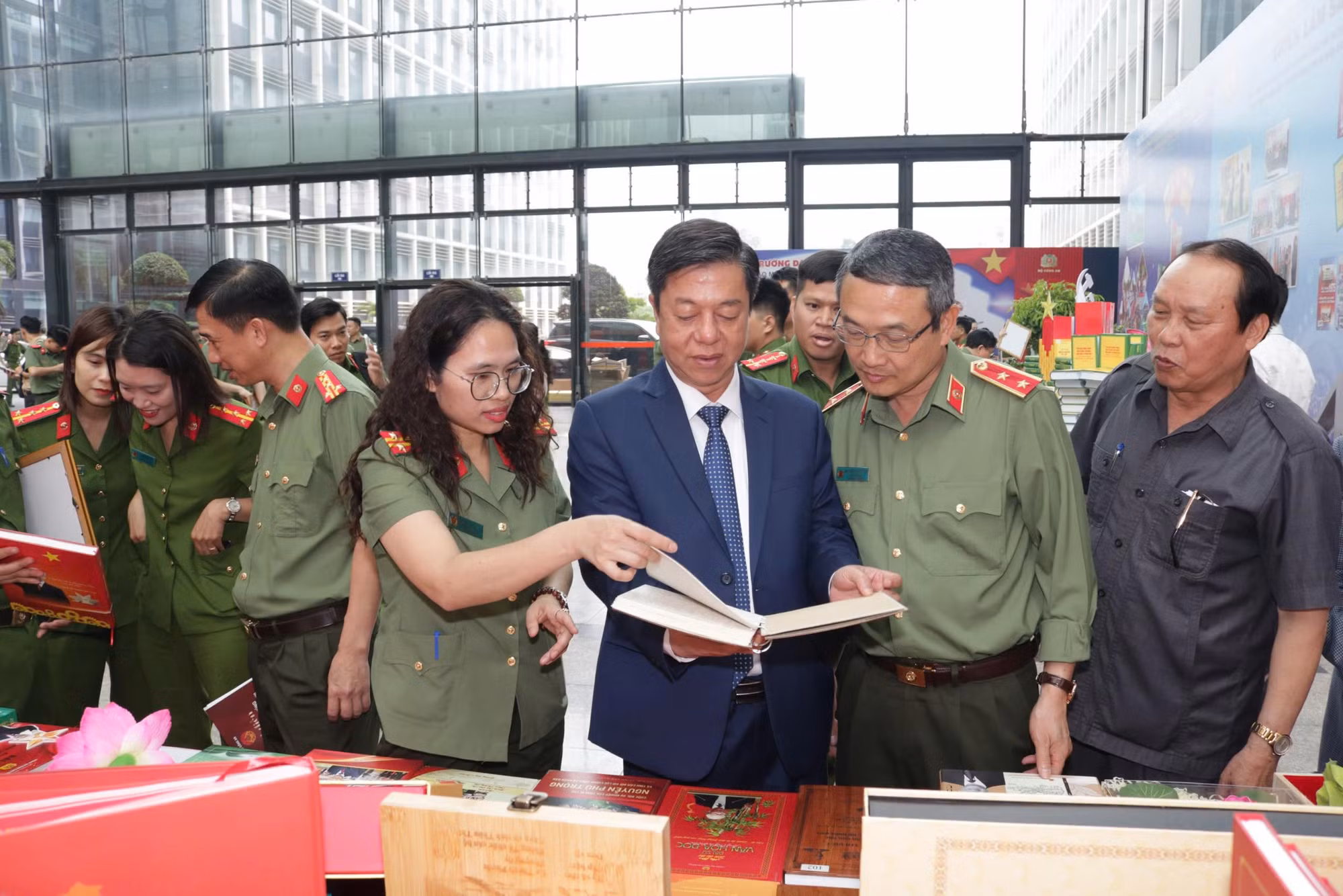 Khai mạc Ngày Sách và Văn hoá đọc Việt Nam và phát động phong trào đọc sách trong CAND -0
