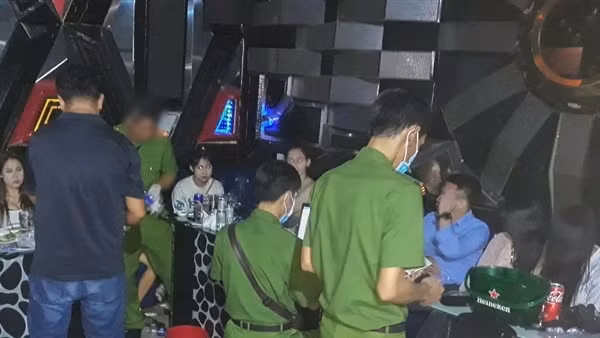 Cảnh sát đột kích Karaoke OLALA, phát hiện 19 nam nữ dương tính với ma túy
