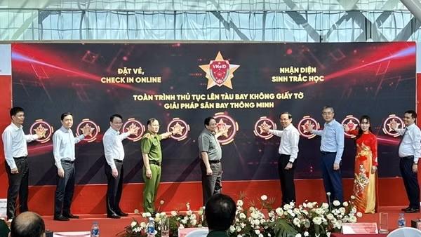 Làm thủ tục chuyến bay qua VNeID tại sân bay Tân Sơn Nhất