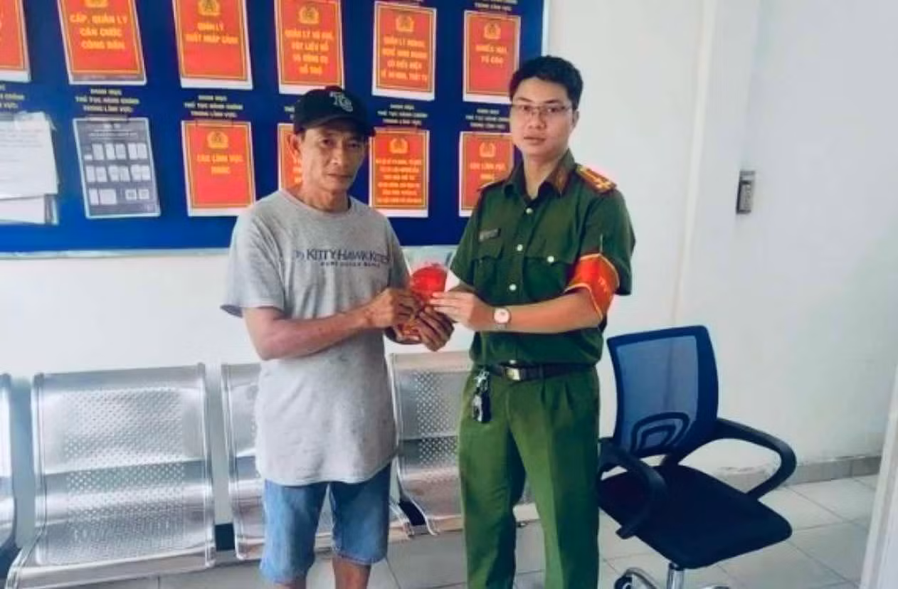 Lòng tốt của người đàn ông bán bánh mì không tham của rơi -0