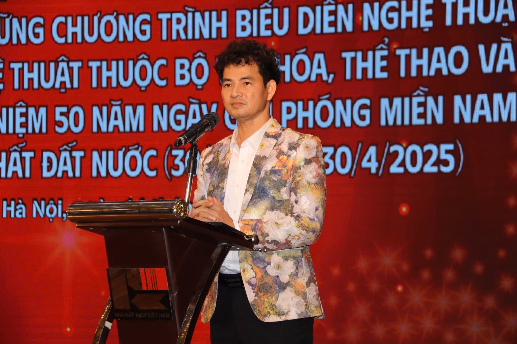 Hàng nghìn nghệ sĩ của 12 nhà hát biểu diễn mừng 50 năm thống nhất đất nước -0