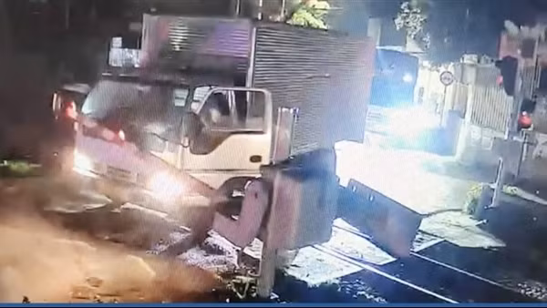 Nguy hiểm rình rập nhìn từ các vụ ôtô đâm gãy barie đường sắt