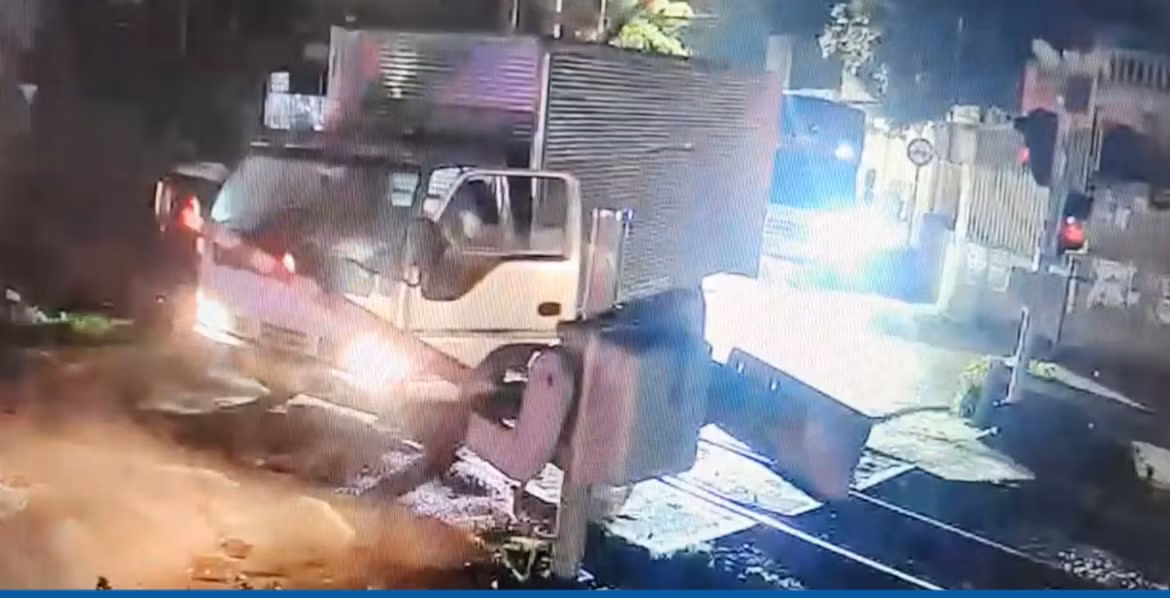 Nguy hiểm rình rập nhìn từ các vụ ôtô đâm gãy barie đường sắt -0