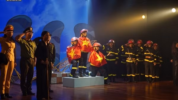 “Ngược chiều bình an” - câu chuyện về những người anh hùng chạy về phía lửa