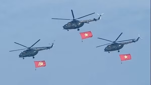 Mãn nhãn cảnh máy bay kéo cờ hợp luyện trên bầu trời TP Hồ Chí Minh