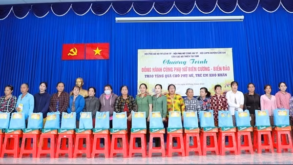 Trao tặng hơn 200 phần quà cho các gia đình chính sách, phụ nữ và học sinh nghèo