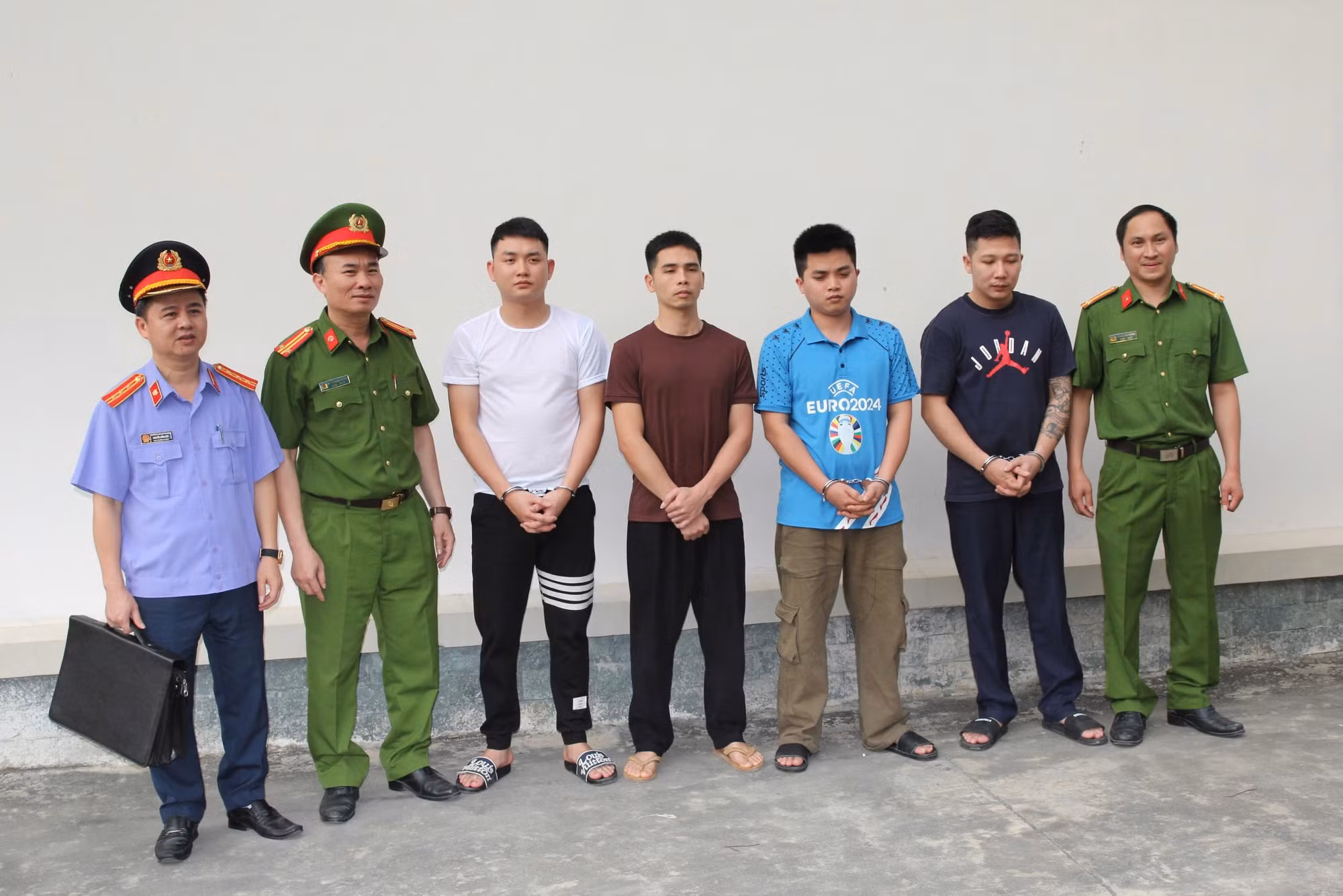 xKhởi tố, bắt tạm giam 4 đối tượng sản xuất 3.500 tấn giá đỗ ngâm hóa chất -0