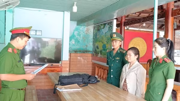 Tiếp nhận 21 công dân từ Campuchia, phát hiện “nữ quái” trốn truy nã