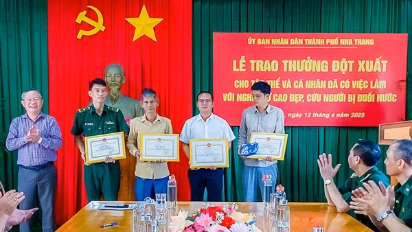 Khen thưởng 1 tập thể và 4 cá nhân dũng cảm cứu người nhảy cầu trong đêm tối