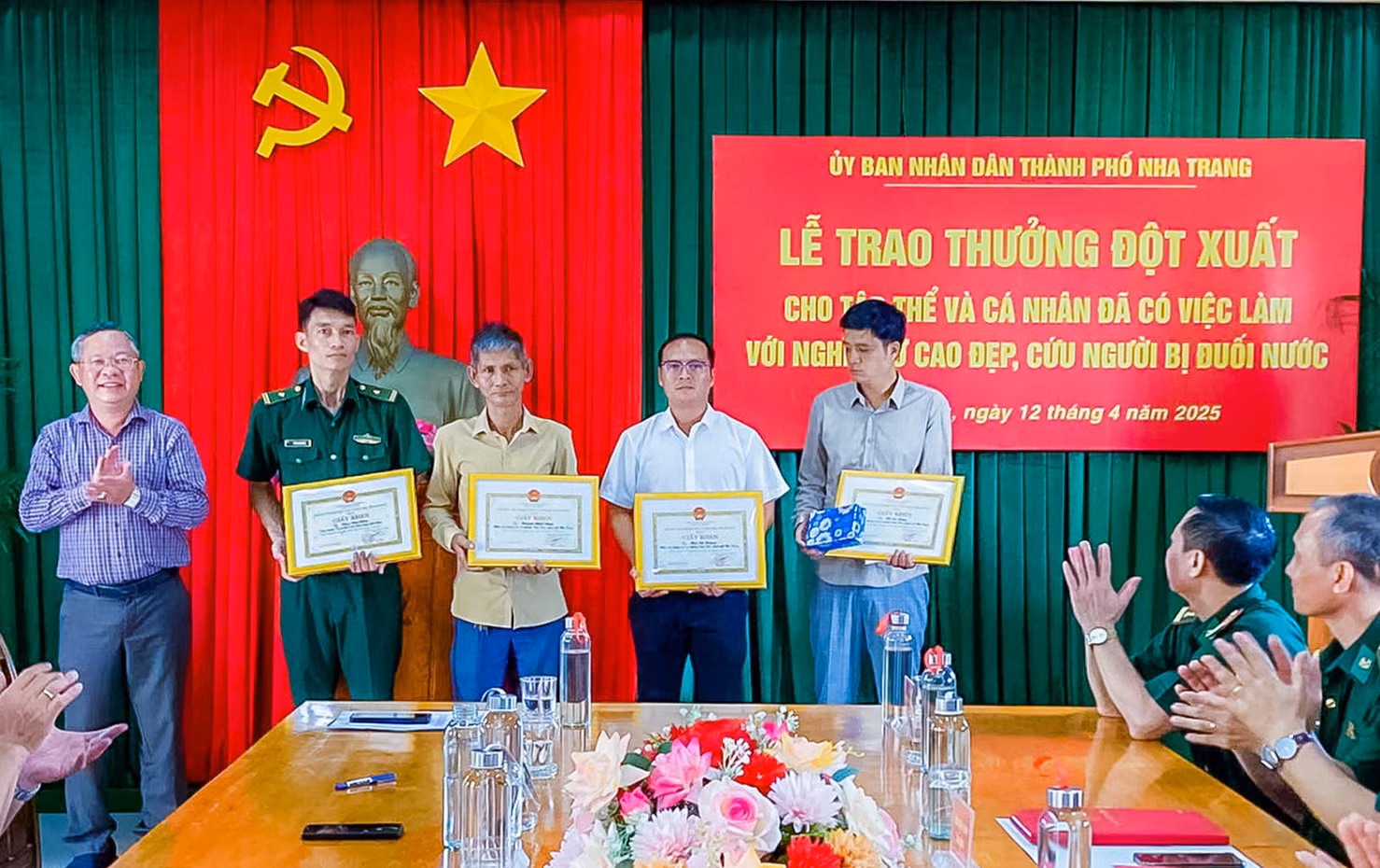 Khen thưởng 1 tập thể và 4 cá nhân dũng cảm cứu người nhảy cầu trong đêm tối -0
