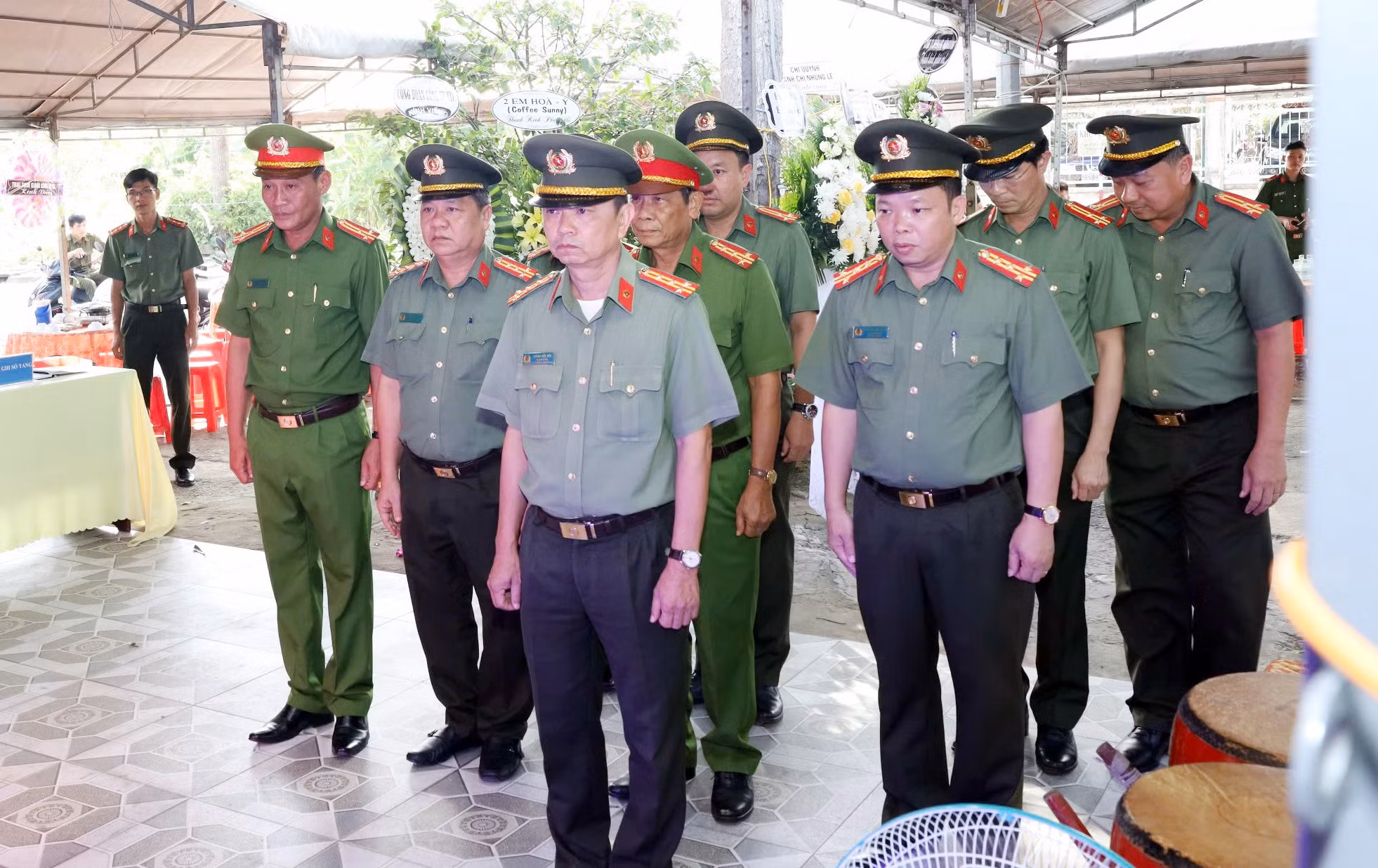 Tiếc thương Đại úy Công an xã hy sinh trong lúc bắt đối tượng dùng ghe cào điện đánh bắt thủy sản trái phép -1