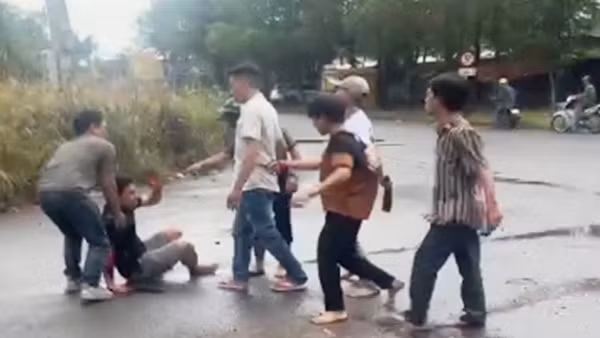 Mâu thuẫn khi lùi ô tô, 3 người bị chém trọng thương