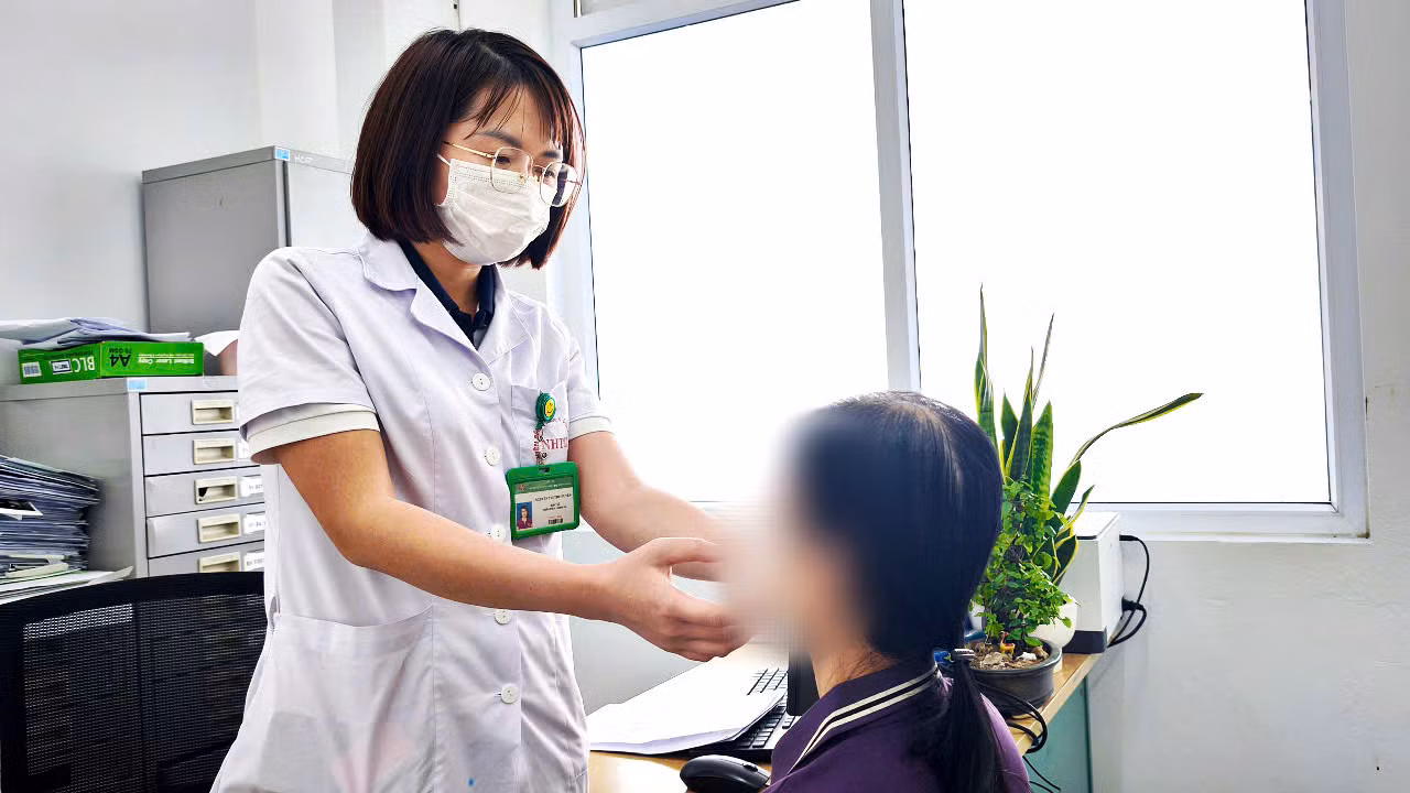 Gắp ký sinh trùng dài gần 10 cm trong mắt người phụ nữ -0