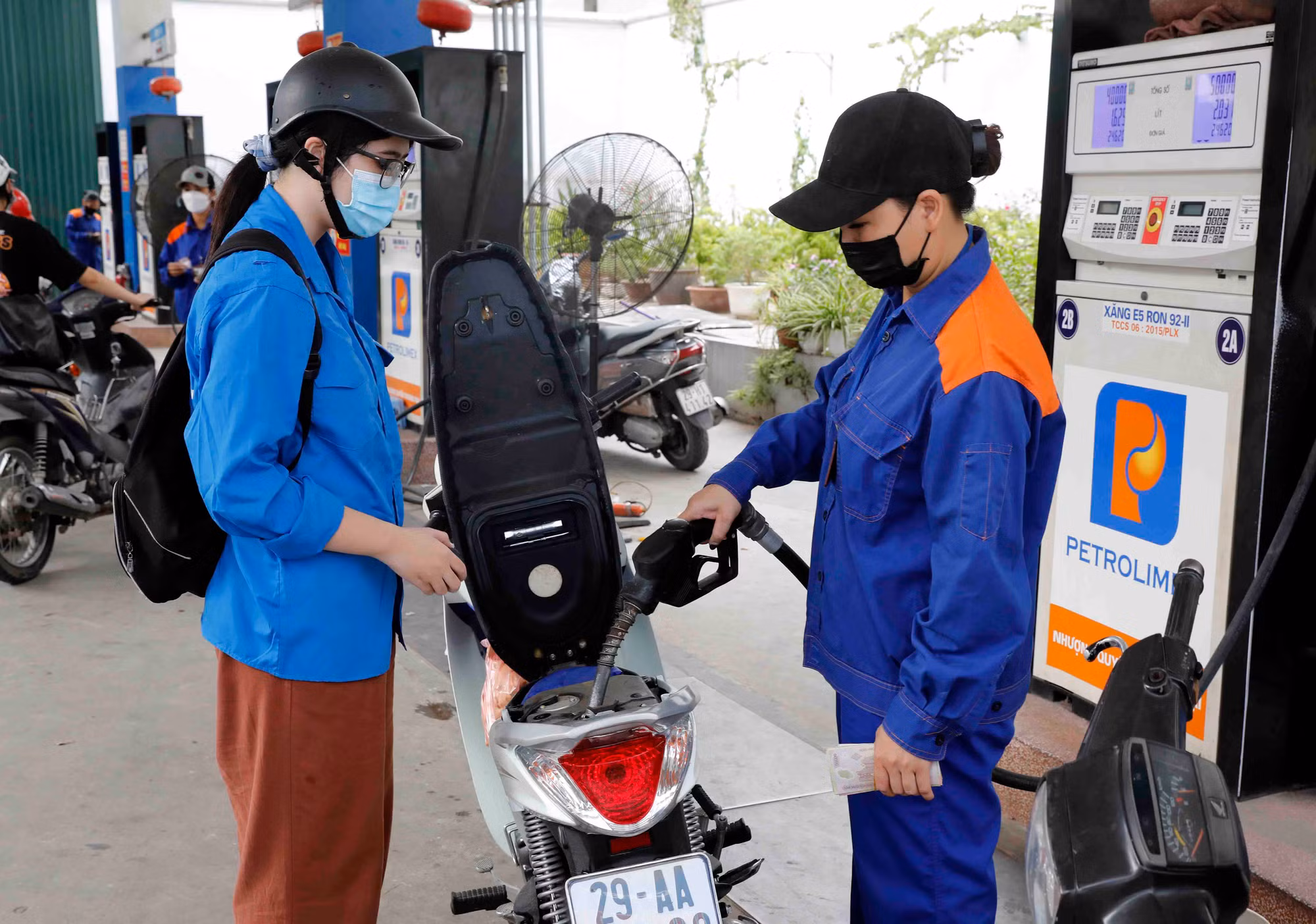 Giá xăng tiếp tục giảm gần 400 đồng -0