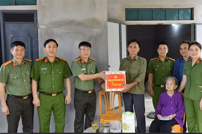 Khánh thành và tặng quà cho các trường hợp xóa nhà tạm, nhà dột nát -1