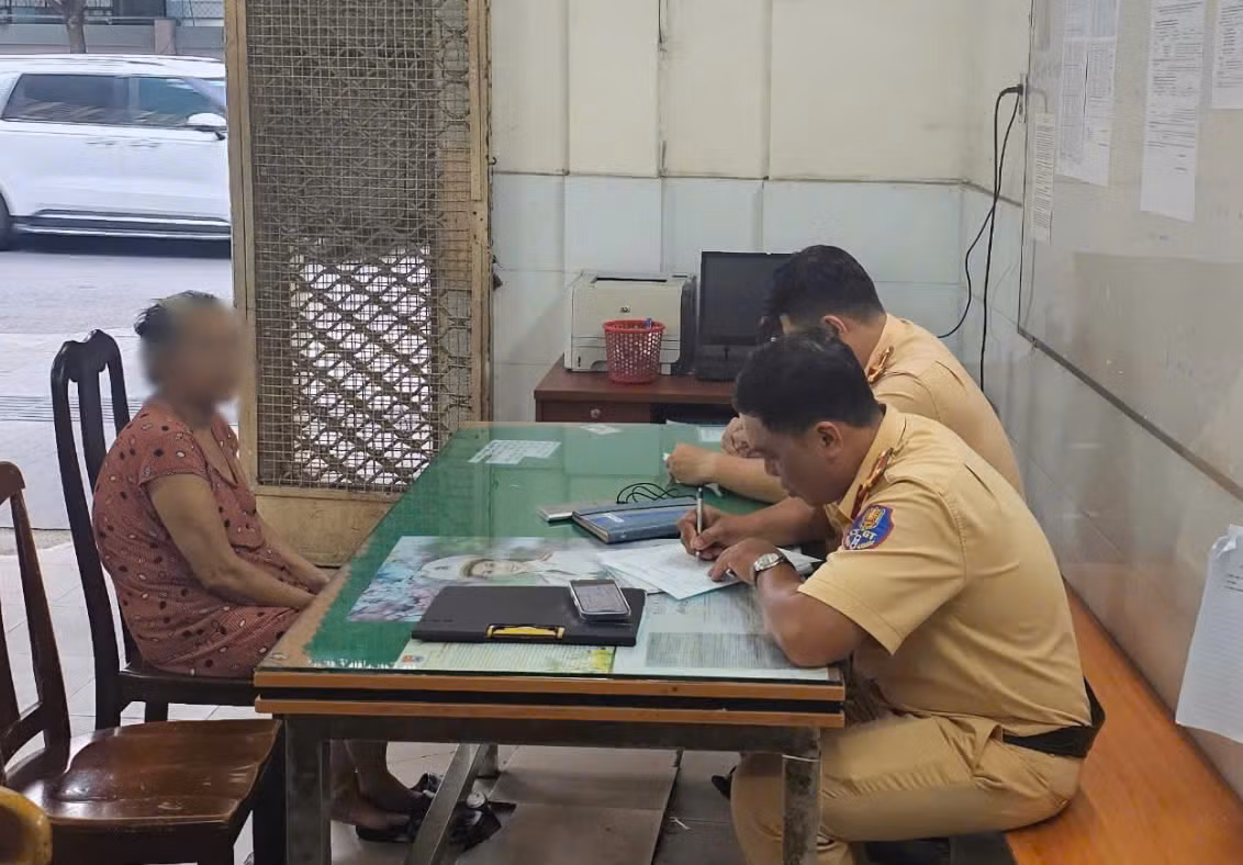Người phụ nữ lớn tuổi bị phạt vì điều khiển xe điện cân bằng…đi chợ -0