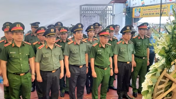 Đồng đội, người thân nghẹn lòng đến viếng, tiễn biệt Thiếu tá Nguyễn Đăng Khải