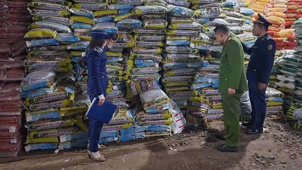 Công ty Cổ phần Công nghệ Sao Đỏ sản xuất phân bón giả