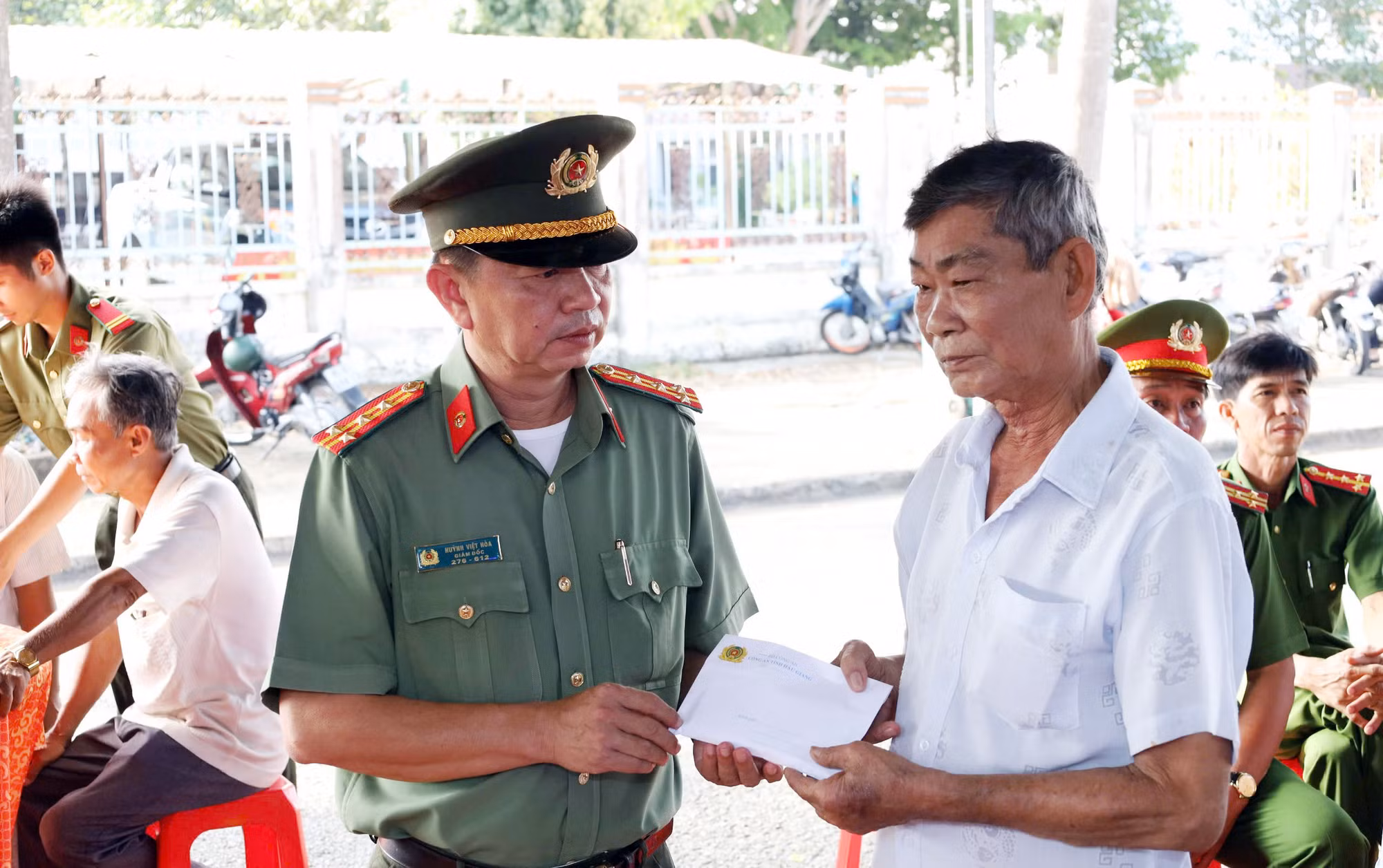 Tiếc thương Đại úy Công an xã hy sinh trong lúc bắt đối tượng dùng ghe cào điện đánh bắt thủy sản trái phép -0
