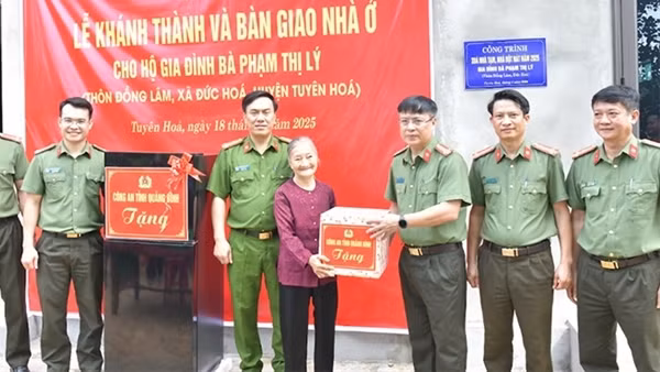 Khánh thành và tặng quà cho các trường hợp xóa nhà tạm, nhà dột nát