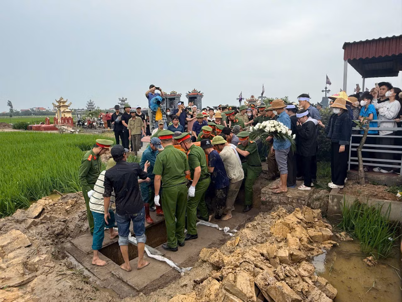 Đồng đội, người thân nghẹn ngào tiễn đưa Thiếu tá Nguyễn Đăng Khải -0