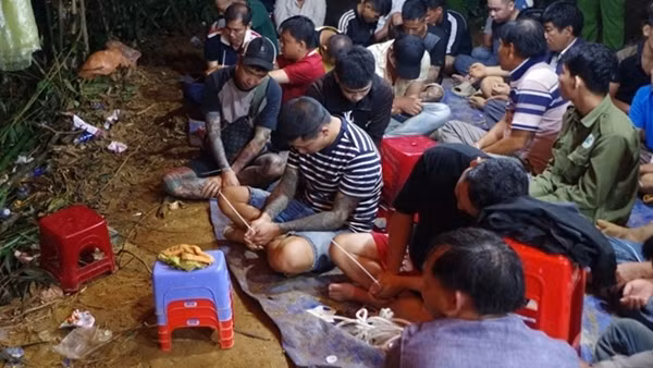 Đột kích sòng bạc trong rừng, bắt 36 đối tượng, thu giữ 800 triệu đồng