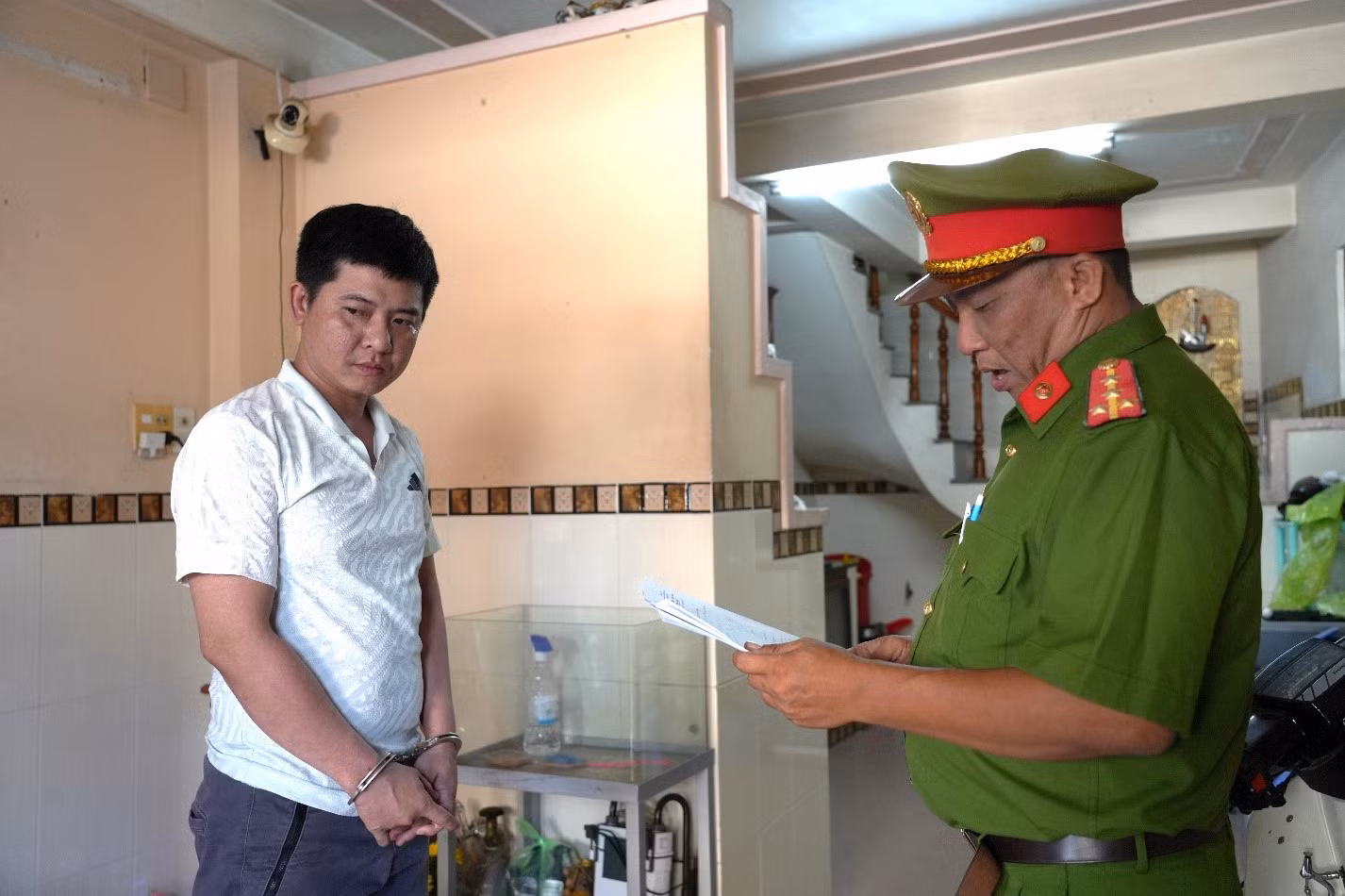 Bắt giữ đối tượng cho vay lãi nặng 180%/năm -0