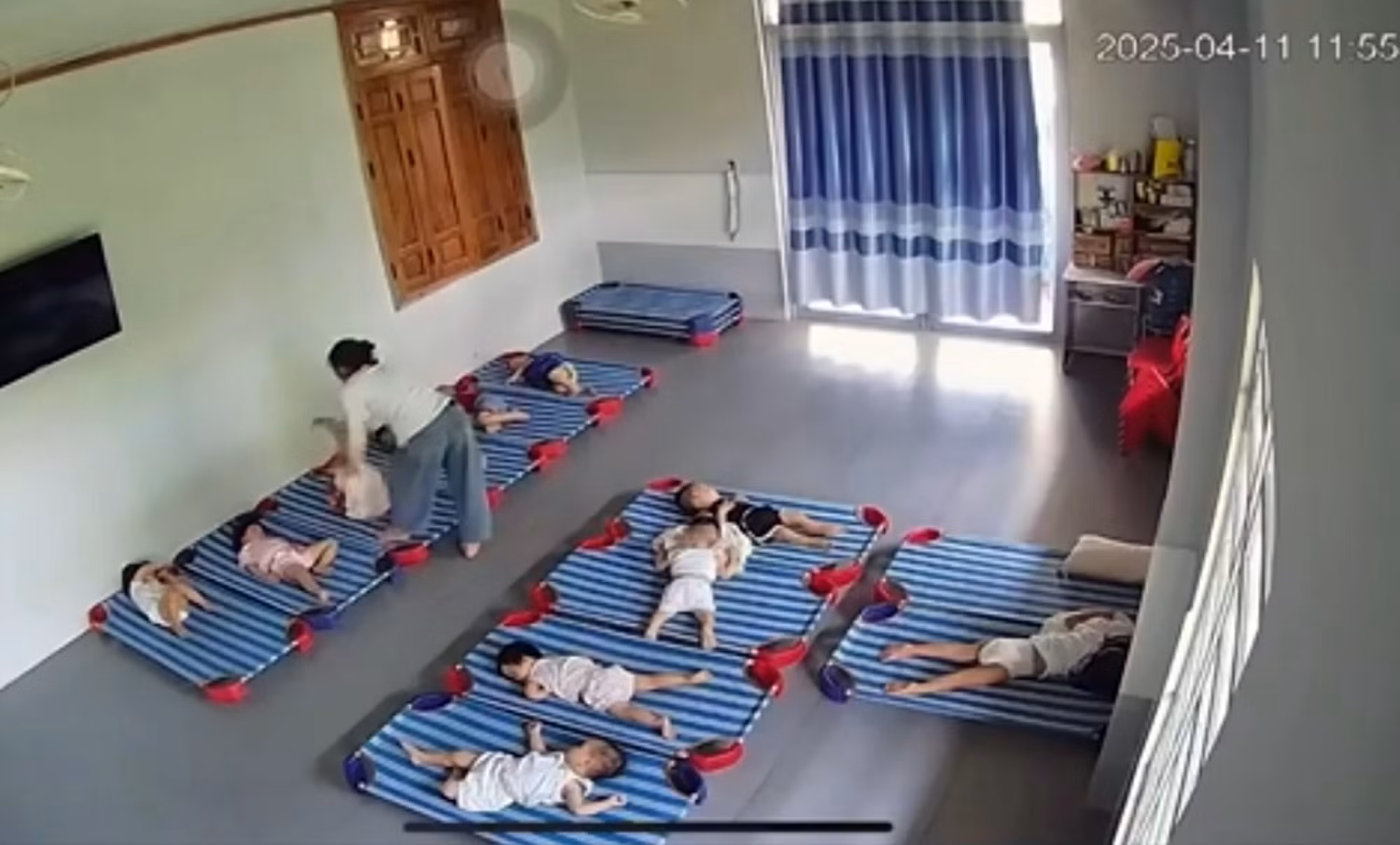Công an vào cuộc vụ giáo viên xách ngược trẻ 20 tháng, đánh tới tấp -0