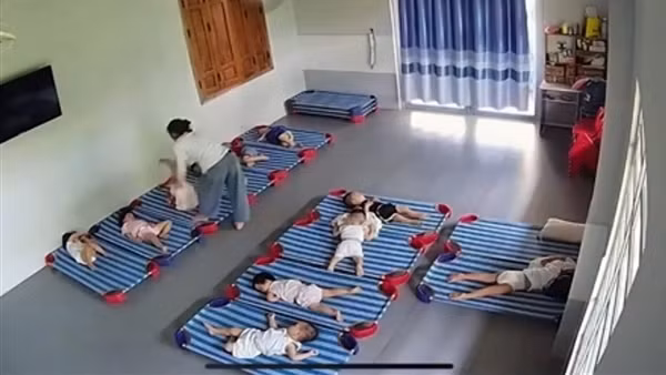 Xác minh clip trẻ nhỏ bị xách ngược, đánh tới tấp