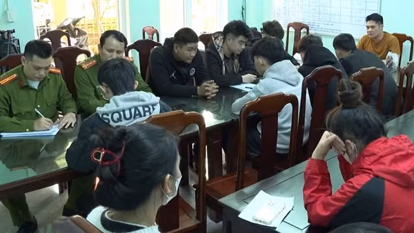Đang đứng tránh tàu hỏa, nam thanh niên bất ngờ bị đánh nhập viện cấp cứu