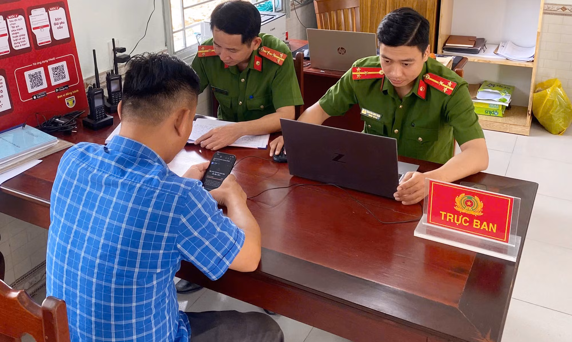 Công an phường giúp người dân nhận lại 410 triệu đồng chuyển khoản nhầm -0