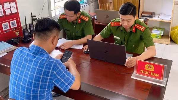 Công an phường giúp người dân nhận lại hơn 400 triệu đồng chuyển khoản nhầm