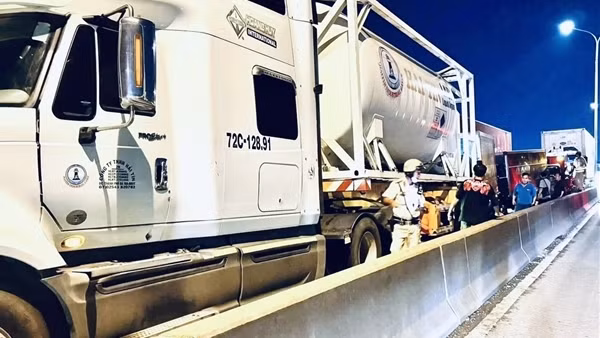 Xe tải tông xe đầu kéo chở hóa chất khiến 5 xe dính chùm dưới dốc cầu Phú Mỹ