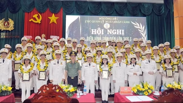Cục Quản lý xuất, nhập cảnh đón nhận Huân chương Bảo vệ Tổ quốc hạng Nhì