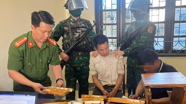 Bắt 2 đối tượng, thu giữ 2 bánh heroin cùng 66 nghìn viên ma túy