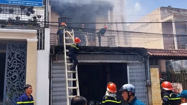 Kịp thời dập tắt đám cháy tại kho chứa hàng trong khu dân cư