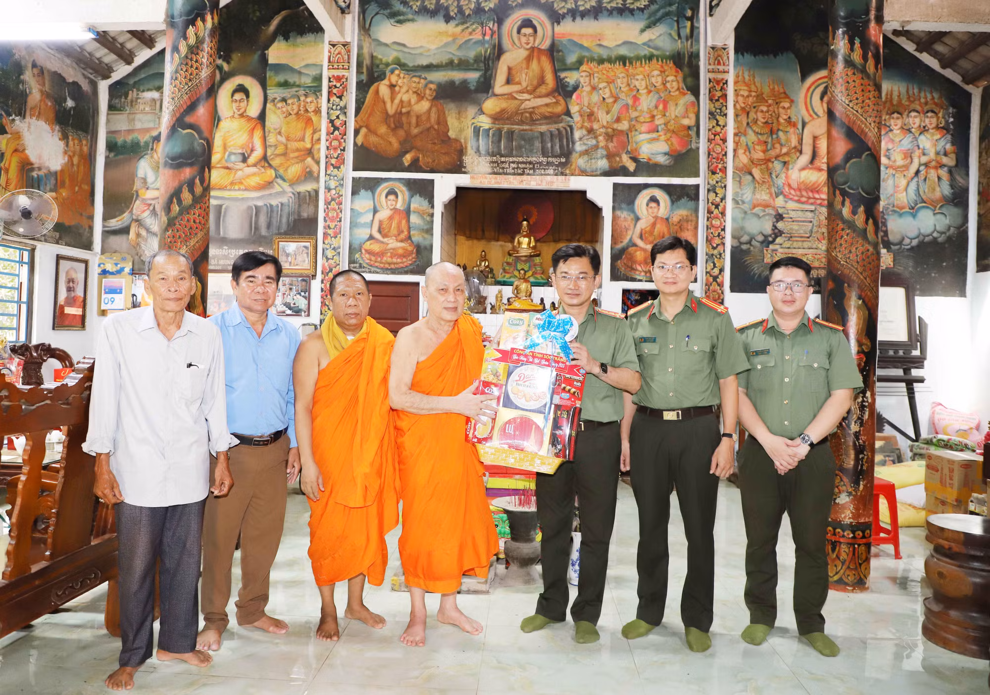 Công an Sóc Trăng chúc Tết Chôl Chnăm Thmây của đồng bào Khmer -0