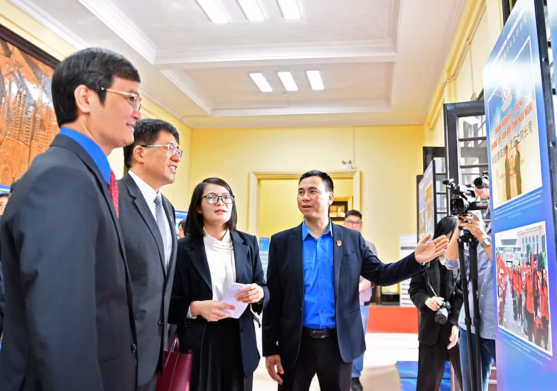 Khai mạc chương trình 