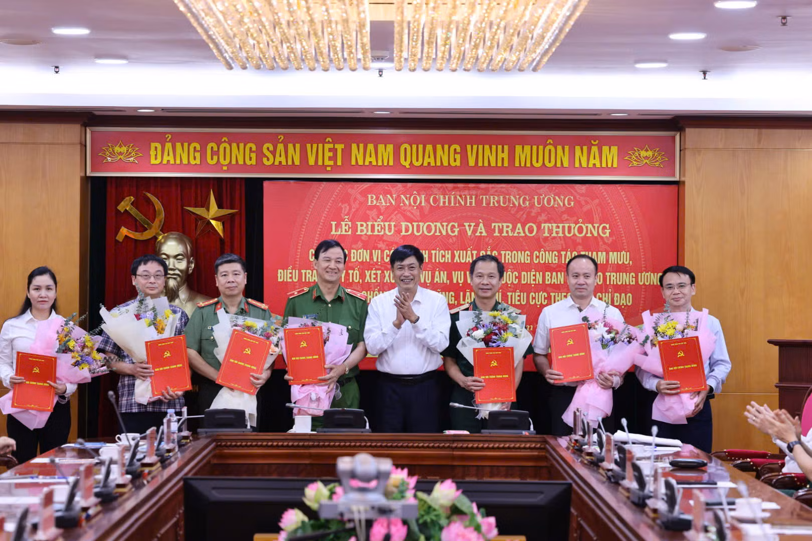 trao thưởng.jpg -0