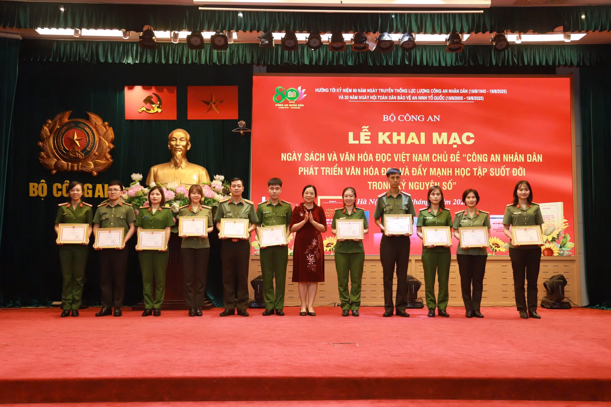 Khai mạc Ngày Sách và Văn hoá đọc Việt Nam và phát động phong trào đọc sách trong CAND -0