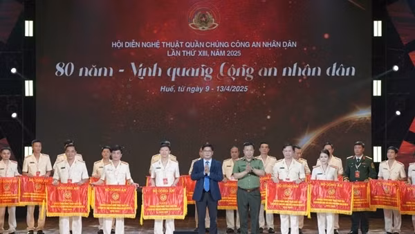 Công diễn tiết mục xuất sắc tại Hội diễn nghệ thuật quần chúng CAND lần thứ XIII khu vực 3