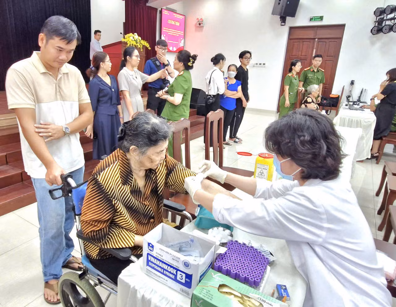 Công an TP Hồ Chí Minh thu thập mẫu ADN thân nhân liệt sĩ chưa xác định danh tính -0
