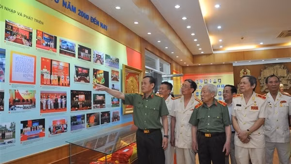 Cục Ngoại tuyến gặp gỡ cán bộ chi viện chiến trường miền Nam