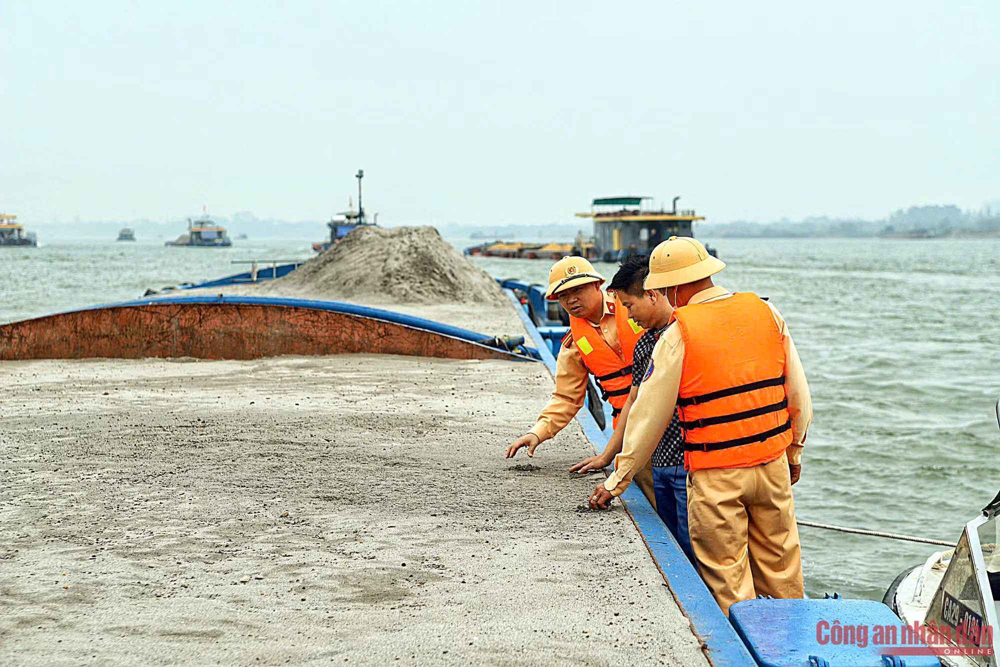 CSGT cả nước mở cao điểm đảm bảo TTATGT dịp 30/4 - 1/5 -0