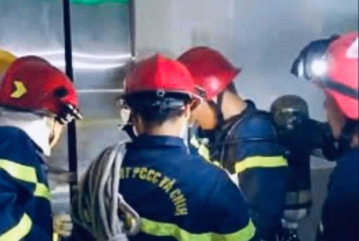 Cứu người đàn ông Trung Quốc bị mắc kẹt trong thang máy -0